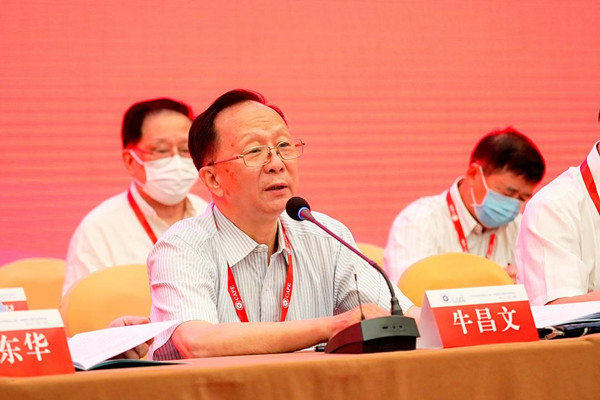 中国设备管理协会会长牛昌文主持会议并作会议总结讲话
